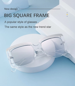 Vue détaillée de la monture carrée transparente élégante avec accents en métal argenté