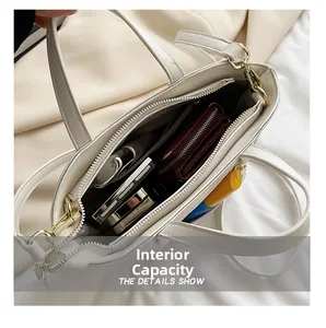 Vue de dessus montrant la capacité intérieure spacieuse et la poche zippée du sac fourre-tout