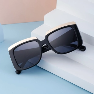 Détail de lunettes de soleil carrées oversize avec garniture dorée et modèle 98056