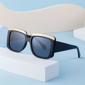 Lunettes de soleil carrées oversize avec monture noire et barre en métal doré