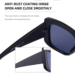 Détail des lunettes carrées montrant la charnière anticorrosion et l'ouverture fluide