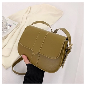 Nahaufnahme der olivgrünen Satteltasche mit mattem Leder und goldener Metallschnalle
