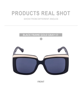 Vue de face des lunettes de soleil carrées noires avec bord doré et verres gris C1