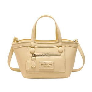 Sac à bandoulière jaune crème élégant avec lettrage et poignées sur fond blanc pur