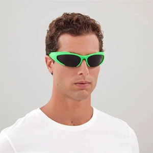 Seitenansicht des Modells mit neongrüner Sport-Sonnenbrille und schwarzen Gläsern
