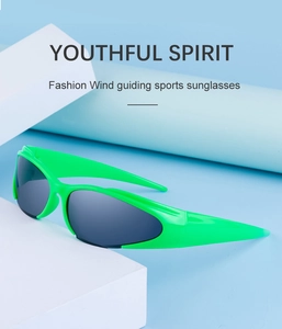Detail der neongrünen Sportsonnenbrille mit stromlinienförmigem Rahmen auf Sockel