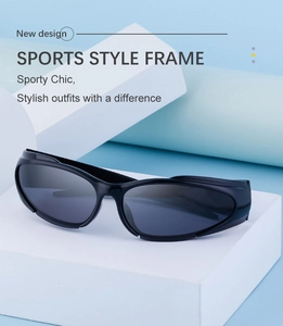 Detail der schwarzen Wrap-Around-Sportsonnenbrille mit dunkelgrauen Gläsern im Y2K-Stil