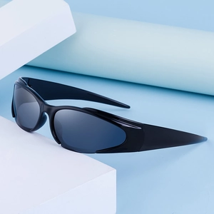 Y2K Sportliche Wrap-Around-Sonnenbrille mit schwarzen Rahmen und dunkelgrauen Gläsern