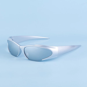 Details der silbernen Y2K-Sportsonnenbrille mit grauen reflektierenden Gläsern