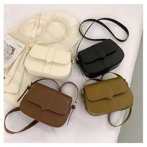 Detailansicht von vier Retro-Satteltaschen in Weiß, Schwarz, Braun und Olivgrün