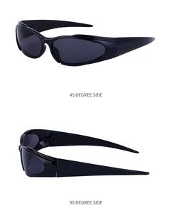 Detailansicht der 45- und 90-Grad-Seitenwinkel der schwarzen Wrap-Around-Sportsonnenbrille