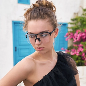 Lunettes de soleil de sport oversize avec monture noire demi-cerclée et verres clairs