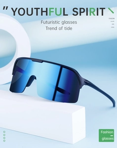 Détail des lunettes de soleil de sport futuristes avec verres miroir bleus