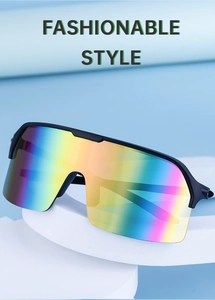 Détail de lunettes de soleil de sport Y2K avec verres irisés sur un présentoir blanc