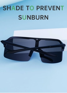 Gros plan sur les lunettes de soleil sportives noir mat avec larges verres sans monture