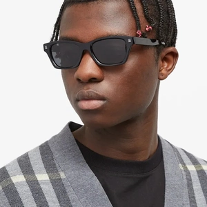 Lunettes de soleil carrées tendance avec triple rayures latérales sur monture noire