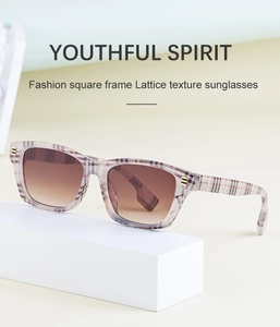 Vue détaillée de lunettes de soleil carrées avec monture à texture treillis et verres dégradés