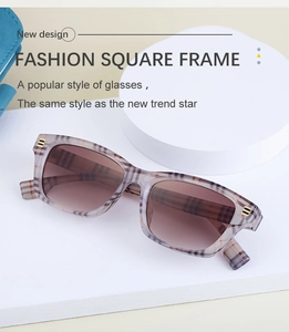 Vue détaillée des lunettes de soleil carrées à carreaux avec accents dorés élégants