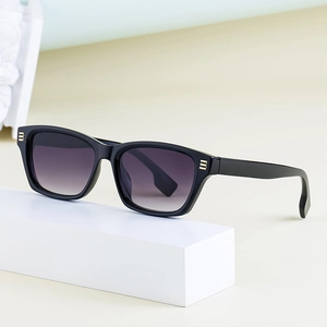 Lunettes de soleil cat-eye noires avec verres dégradés et accents dorés