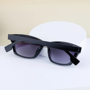 Détails de lunettes de soleil rectangulaires noires tendance avec monture épaisse