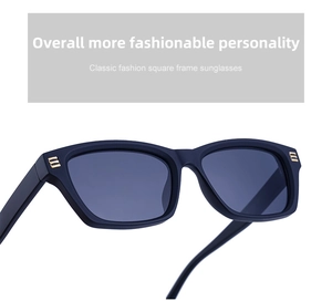 Détail de lunettes de soleil carrées avec décor métallique doré à trois bandes sur la branche