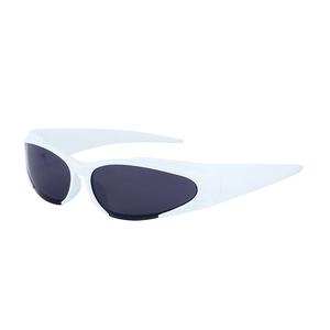 Weiße Sportsonnenbrille mit dunkelgrauen Gläsern im futuristischen Y2K-Stil für Sport