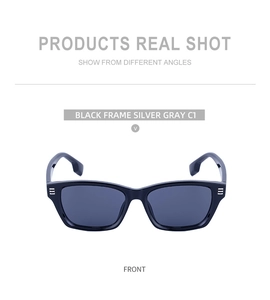 Détails de lunettes de soleil carrées noires avec des rayures argentées et verres gris