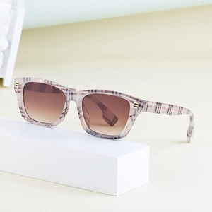 Lunettes de soleil œil de chat chic avec monture à carreaux et verres teintés