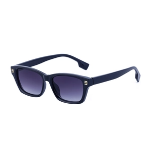 Lunettes de soleil carrées noires avec verres dégradés violets et détails dorés