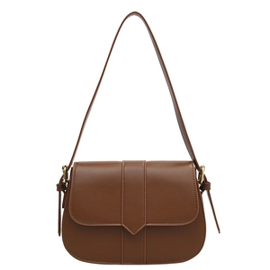 Klassische braune Satteltasche aus Leder mit Klappverschluss und Schultergurt