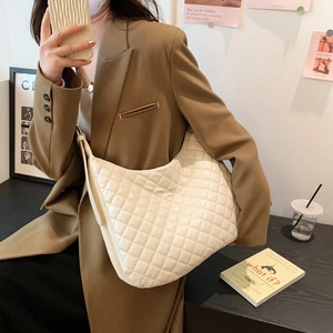 White quilted rhombic shoulder bag with large capacity in a stylish hobo shape