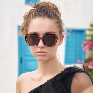 Lunettes de soleil carrées tendance écaille de tortue pour femmes avec détails dorés