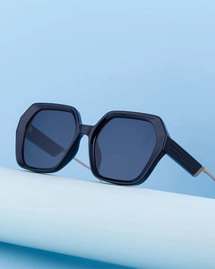 Détail de lunettes de soleil carrées tendance avec monture noire et accents métal