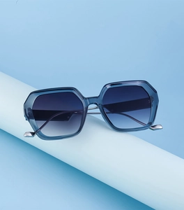 Vue détaillée des lunettes de soleil polygonales bleues avec verres dégradés et branches fines