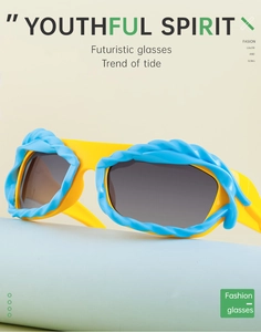 Vue détaillée des lunettes Y2K jaunes avec bords ondulés bleus et verres gris