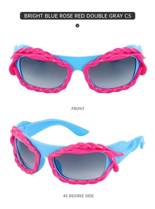 Détail de lunettes Y2K avec monture texturée bleu vif et rose rouge et verres gris
