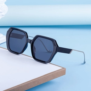 Lunettes de soleil noires surdimensionnées avec monture géométrique et branches en métal