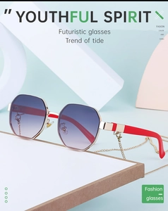 Gros plan de lunettes octogonales avec verres dégradés et chaîne à maillons dorés