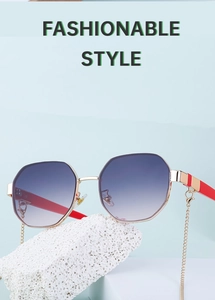 Détail de lunettes de soleil octogonales en métal doré avec verres dégradés violets