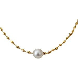 Sparkling faceted gold bead necklace with a round white pearl for minimalist elegance
