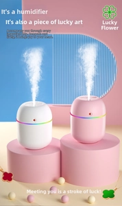 Detail des USB-Kleeblatt-Luftbefeuchters mit RGB-Lichtring und elegantem Gehäuse