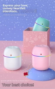 Drei bunte Kapsel-Luftbefeuchter mit Kleeblatt-Licht und RGB-Ring auf Geschenk-Hintergrund