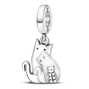 Pendentif chat à trois niveaux avec émail blanc et cristaux brillants en argent