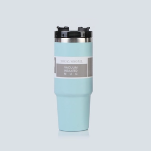Taza térmica de 30oz azul claro de acero inoxidable con tapa negra y una pajita