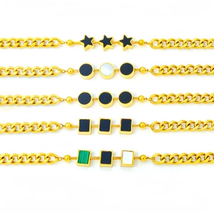 Cinque bracciali a catena barbazzale in oro e acciaio al titanio con ciondoli geometrici