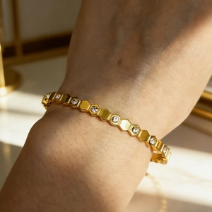 Minimalist 18K gold-plated stainless steel honeycomb bangle featuring sparkling crystal stones