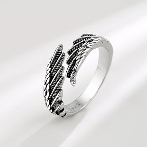Bague ouverte ailes d'ange en argent sterling S925 avec texture de plumes oxydées