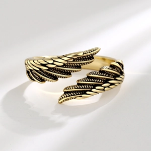 Bague ailes d'ange dorée vintage avec texture de plumes et design ouvert ajustable