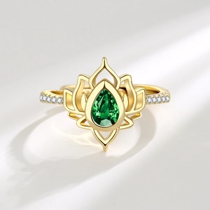 Anello loto vintage in oro con smeraldo a goccia e pavé di diamanti brillanti