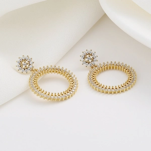 Boucles d'oreilles créoles en argent S925 avec cristaux pavés et finition dorée chic
